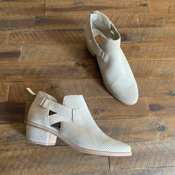 Dolce Vita Shoes - DOLCE VITA tan suede ankle booties✨sz7